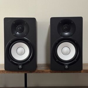Yamaha HS5 studio monitors